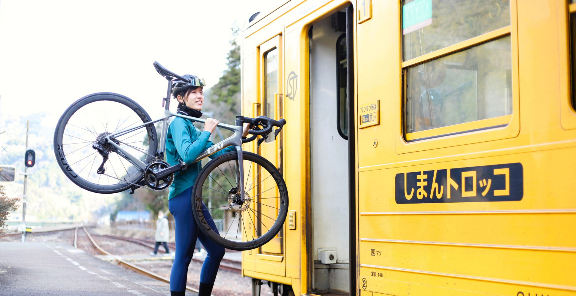 自転車を持って列車に乗り込む様子