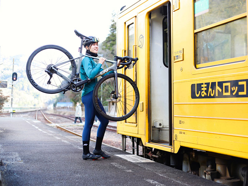 自転車を持って列車に乗り込む様子