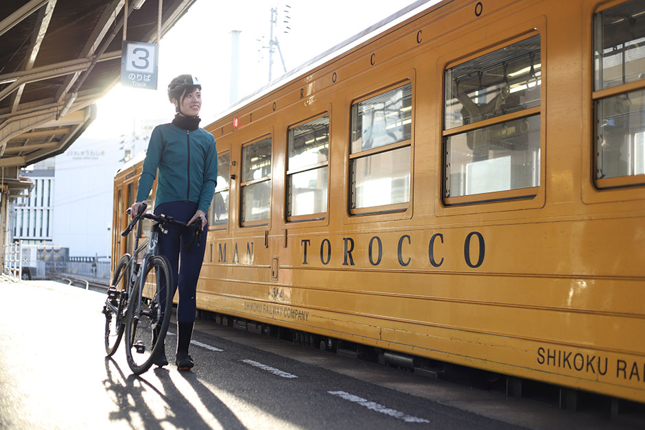列車に自転車を載せる輪行の様子
