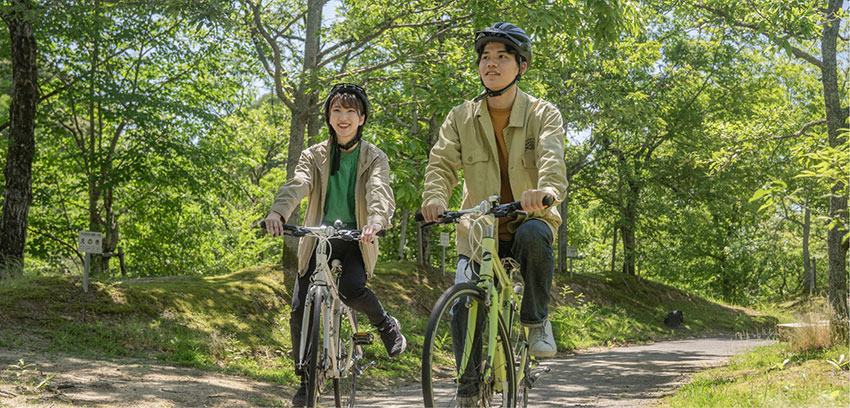 森の中をサイクリングする様子