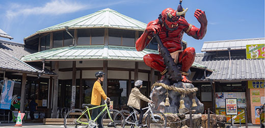 道の駅の赤鬼像と自転車