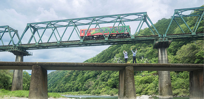 沈下橋と予土線の列車