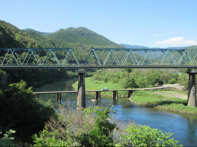第一三島沈下橋（予土線に手を振る）